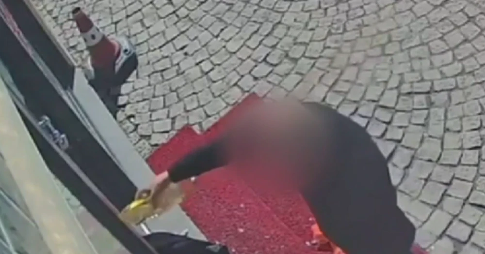 Parke Taşıyla Eczane Camını Kırdı, Ayçiçeği Yağıyla Kundaklamak İstedi
