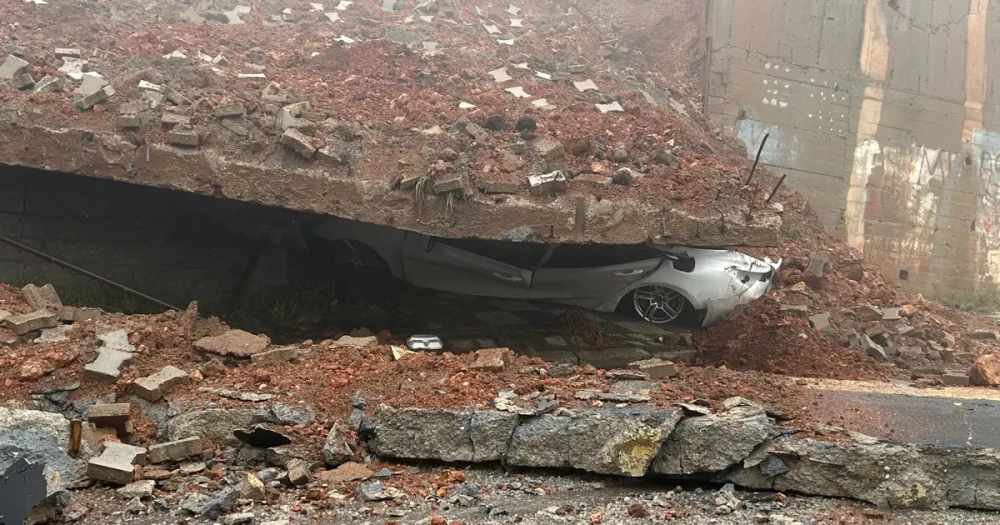 Maltepe'de Okul İstinat Duvarı Yıkıldı: Park Halindeki Araçlar Hasar Gördü
