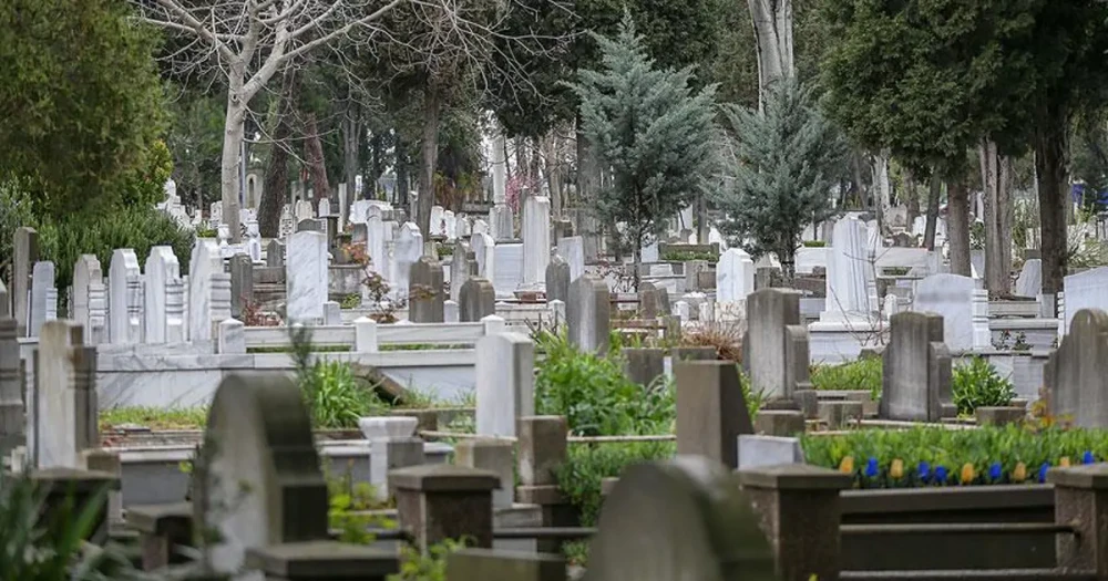 İstanbul'da Mezarlık Kanlı Çatışmaya Sahne Oldu: İki Kişi Hayatını Kaybetti