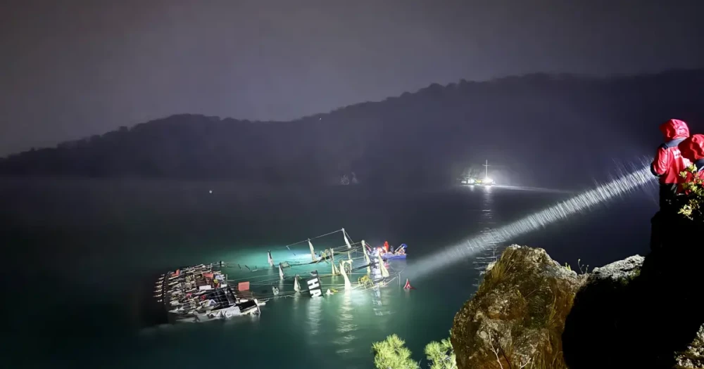 Ölüdeniz'de Gezi Teknesi Battı: 6 Kurtarıldı, 1 Kişi Kayıp