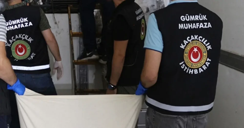 İstanbul Havalimanı'nda Büyük Kaçakçılık Operasyonu: 4 Gümrük Memuru Gözaltında