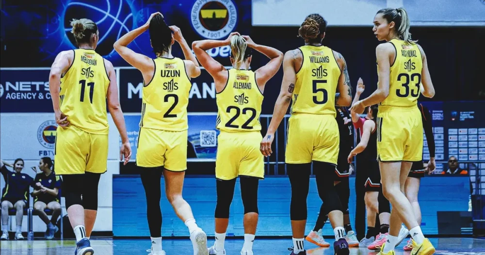 Fenerbahçe Opet, Galatasaray'ı Devirerek Namağlup Şampiyon Oldu