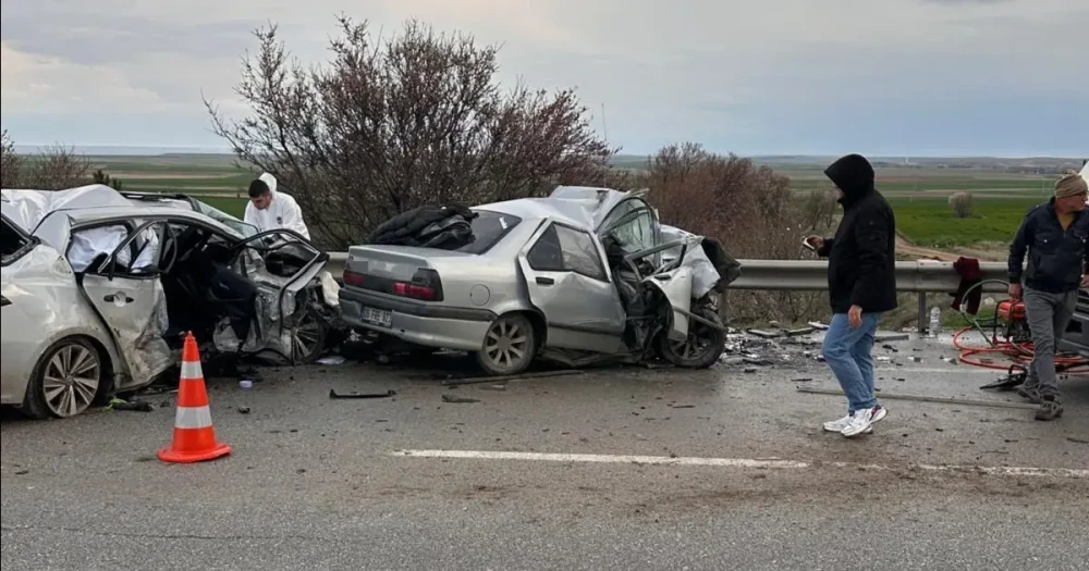 Eskişehir-Ankara Yolunda Korkunç Kaza: 4 Kişi Hayatını Kaybetti, 2 Kişi Yaralandı