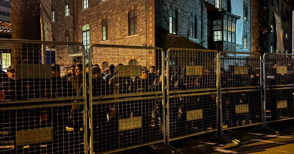 Meslek Fabrikası'na Polis Müdahalesi: İzmir'de Gergin Anlar