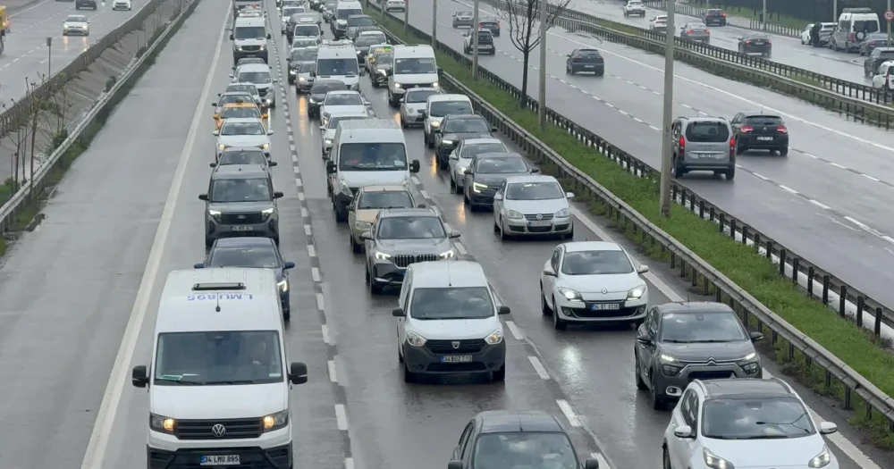İstanbul'da Trafik Felç: Şehir Adım Adım İlerliyor