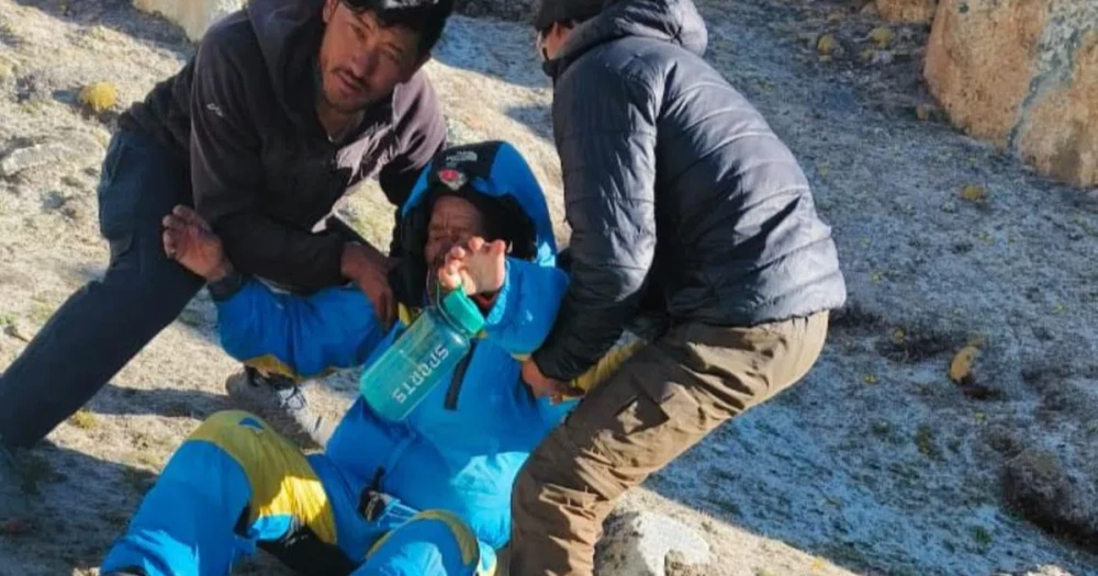 Everest'te mucize kurtuluş: Altı gündür kayıp olan Sherpa rehber sürünerek kampa ulaştı