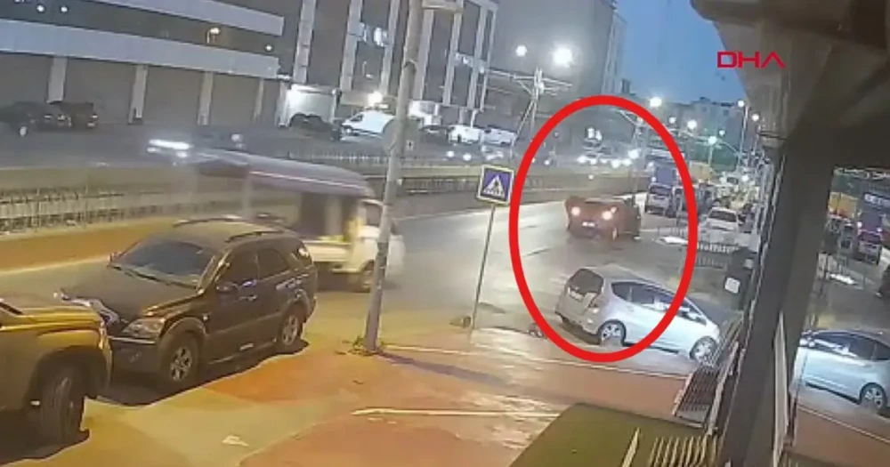 Otomobil, aydınlatma direğine çarptı; sürücü ve yanındaki kişi kaçtı