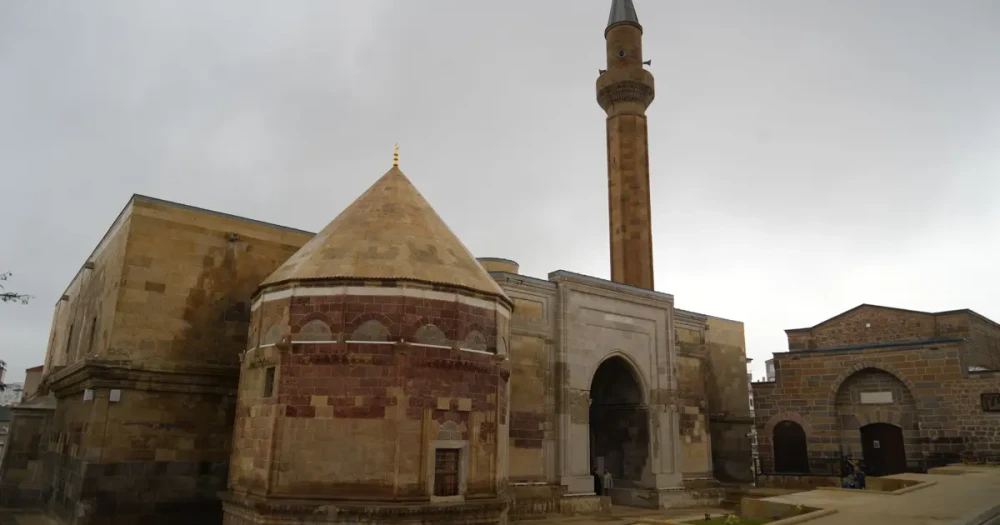 İlhanlılar Döneminden Günümüze 691 Yıllık Cami İbadete Açıldı