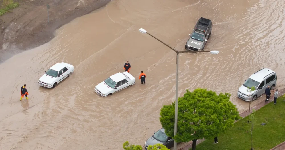 Birçok ili sağanak vurdu, araçlar suya kapıldı, bir kişi hayatını kaybetti