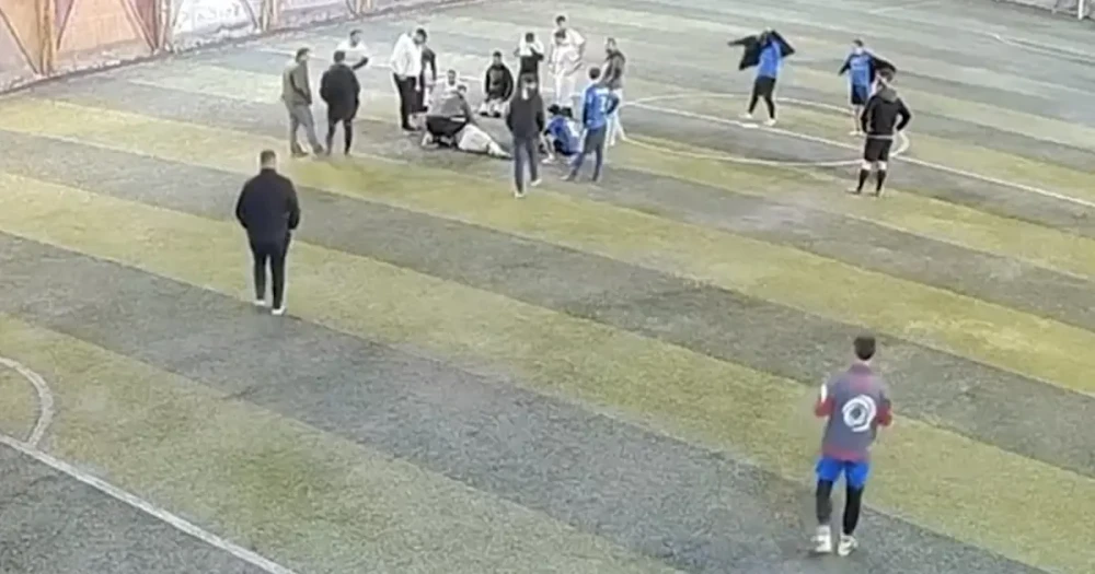 Halı Sahada Dilini Boğazına Kaçıran Oyuncuya Müdahale Kamerada Görüldü