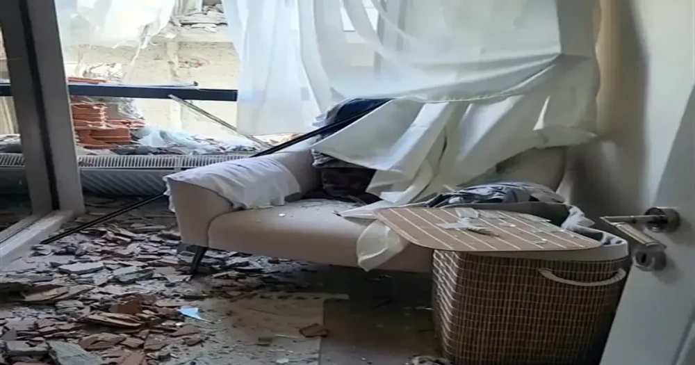 Yıkım kabusa döndü: Dev kolon yandaki binayı delip dairenin içine girdi