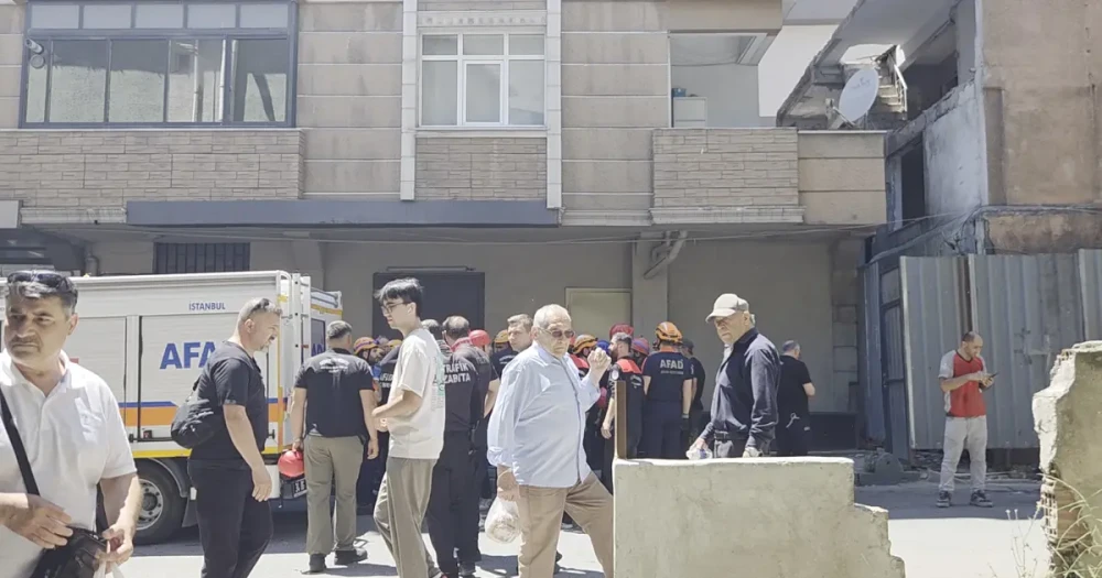 İstanbul Küçükçekmece'de Binada Kısmi Çökme: 3 İşçi Duvarın Altında Kaldı