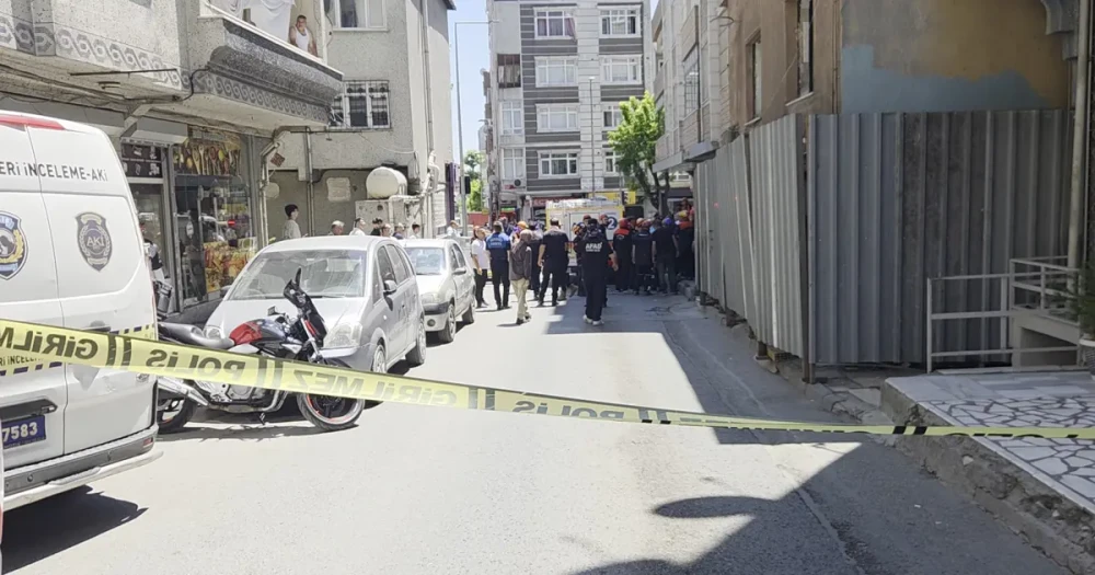 İstanbul Küçükçekmece'de Binada Kısmi Çökme: 3 İşçiden Biri Hayatını Kaybetti