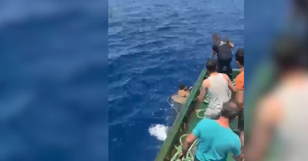Türk Balıkçıları Orta Akdeniz’de 48 Göçmeni Kurtardı