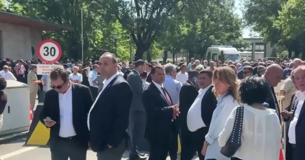 CHP'de salı gerilimi. Meclis önünde arbede