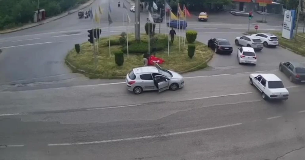 Anlamlı hareket: Türk bayrağını vatandaşlar korudu