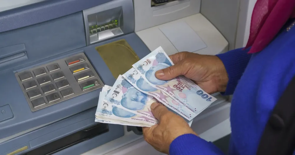 Bankalar kesenin ağzını açtı, emekli maaşını taşıyana müjde. Emekliye 32 bin TL promosyon fırsatı
