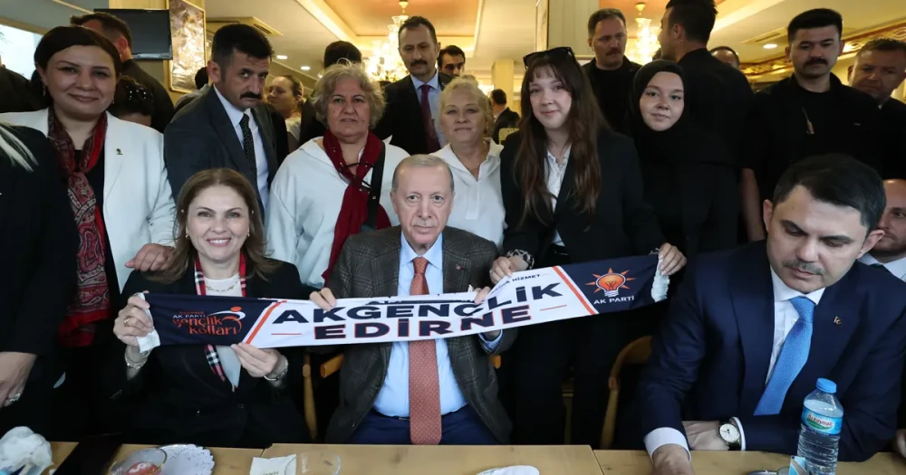 Cumhurbaşkanı Erdoğan, İstanbul’daki kafede vatandaşlarla sohbet etti