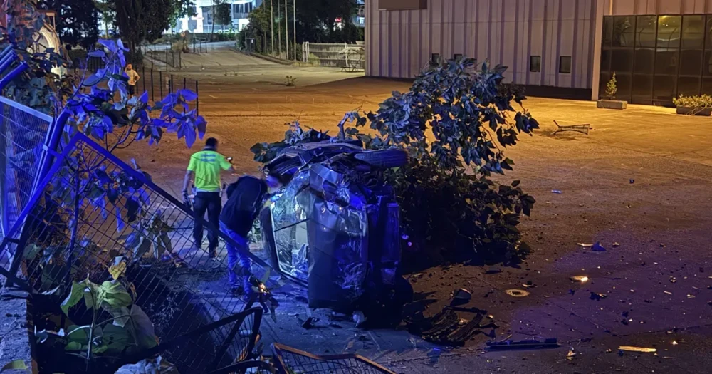 Sıkıştırılan Otomobil Takla Attı: 4 Kişi Yaralandı, Sürücü Firarda