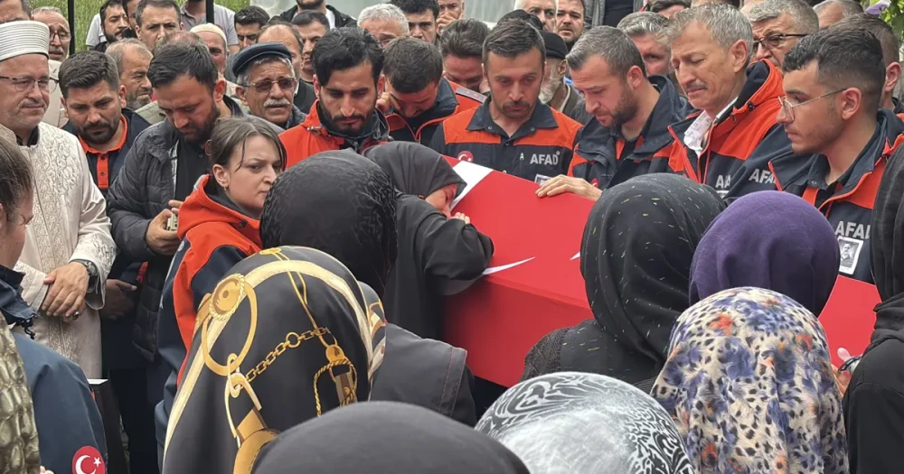 Eşi Tabutuna Sarıldı, Babası Namazını Kıldırdı: AFAD Personeline Hüzünlü Veda