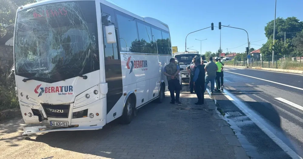 Kırşehir'de işçi servisleri çarpıştı: 17 yaralı