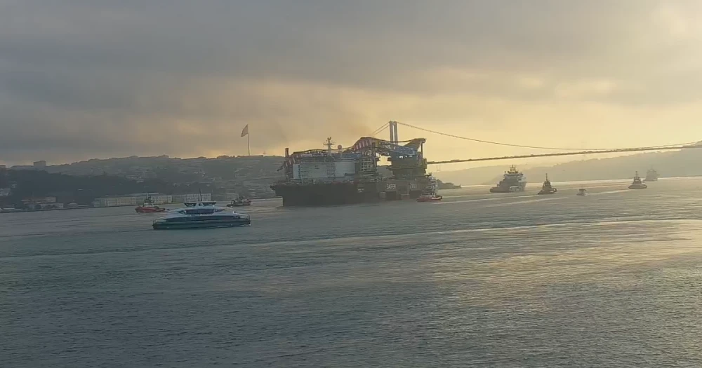 Dev vinç gemisi İstanbul Boğazı'ndan geçiyor. Boğaz gemi trafiğine kapatıldı