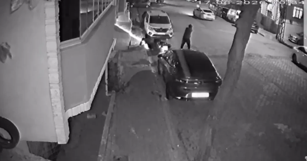 Esenyurt’ta Silahlı Çatışma Çıktı; Çok Sayıda Araca Kurşun Isabet Etti