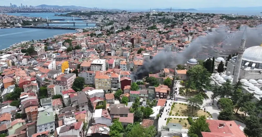 Balat’ta Korkutan Yangın Dumanları Şehrin Çeşitli Noktalarından Görülüyor