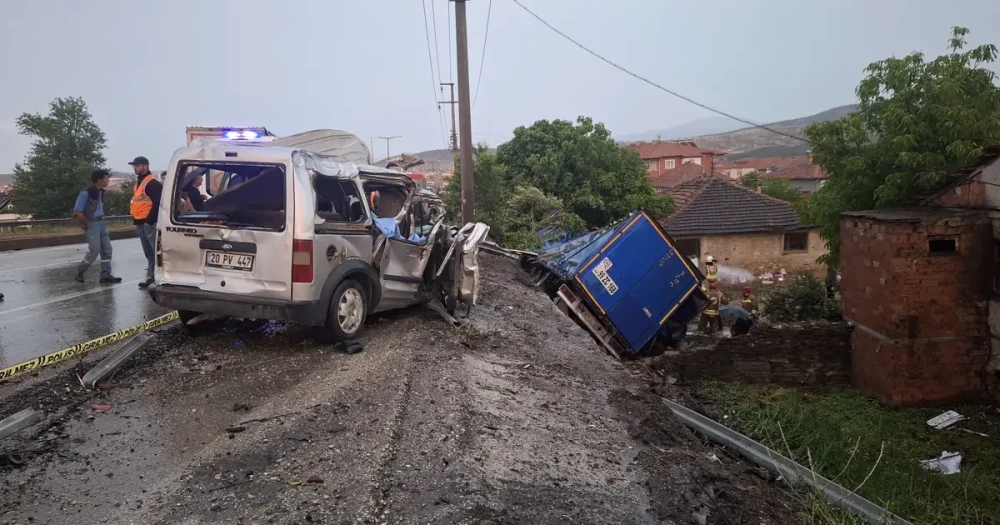 Kula’da Zincirleme Kaza: 2 Ölü, 4 Yaralı