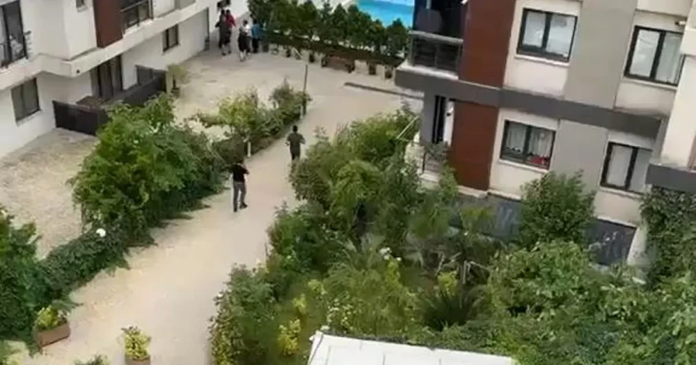 Yeni boşanmış çiftin cansız bedenleri sitenin bahçesinde bulundu