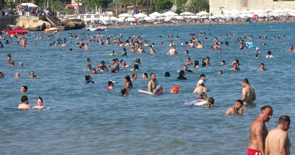 Sıcaklar geldi, okullar tatil olmadan sahiller doldu
