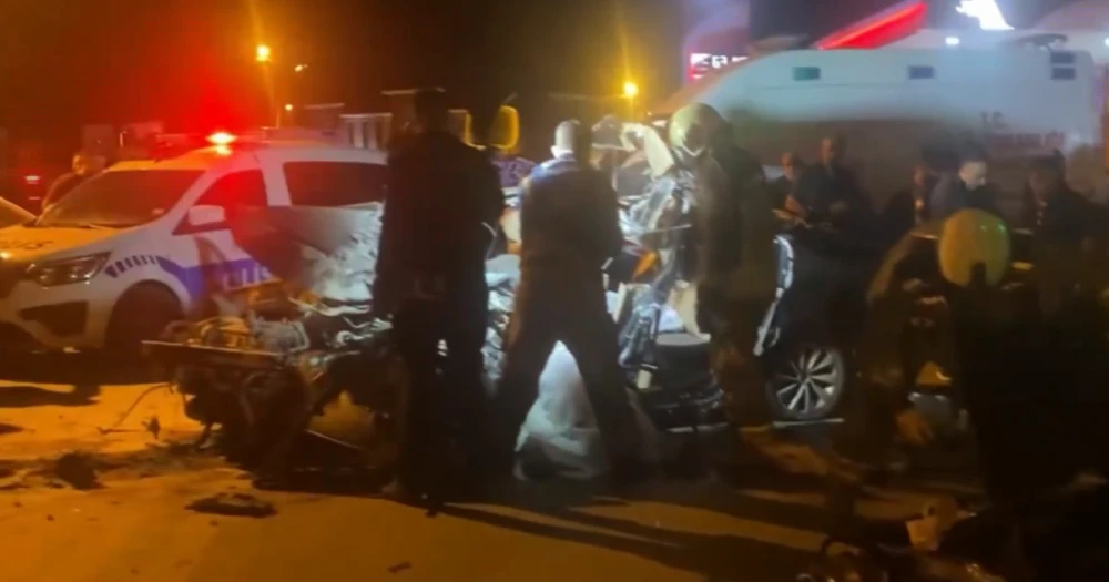 Otomobil kamyona çarptı: 3 kişi öldü, 1 yaralı