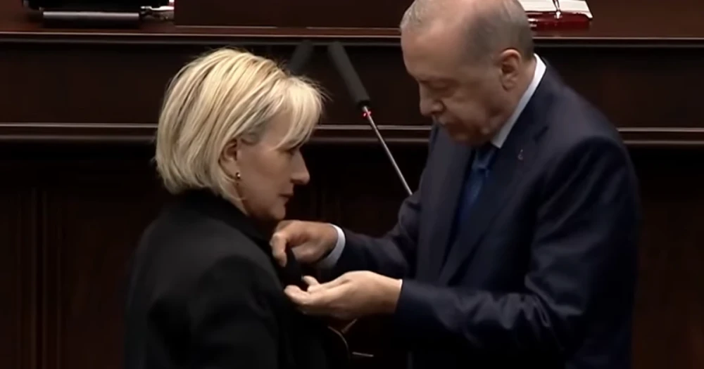 CHP'den istifa eden Nimet Özdemir AK Parti'ye katıldı