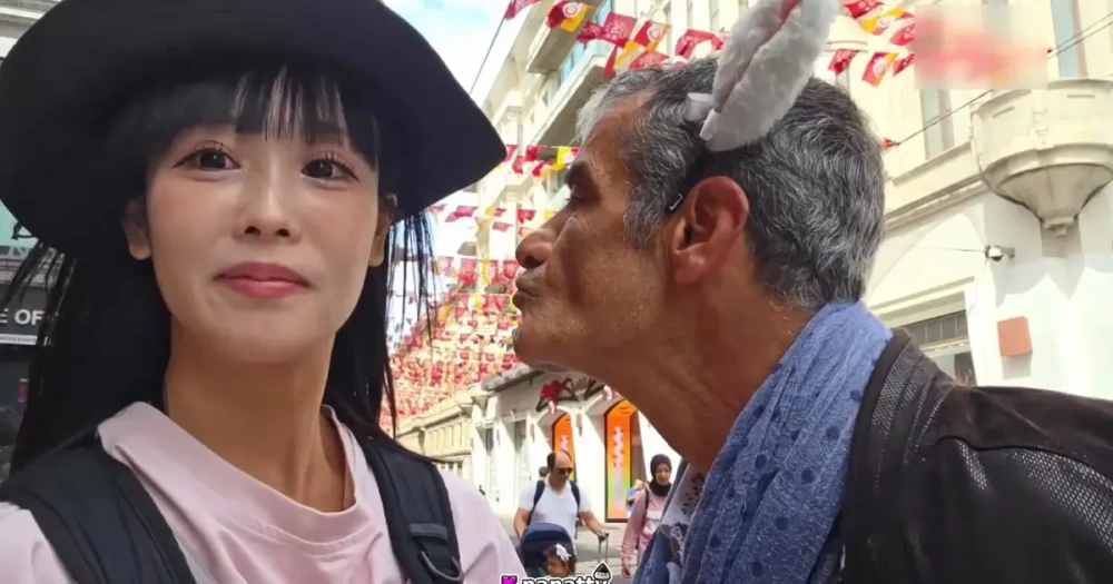 İstiklal Caddesi'nde Yaşlı Adam Japon Yayıncıyı Taciz Etti