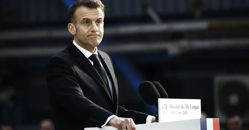 Macron'un Yürüyüşü İçin Park Kapatılacak İddiası Açıklama