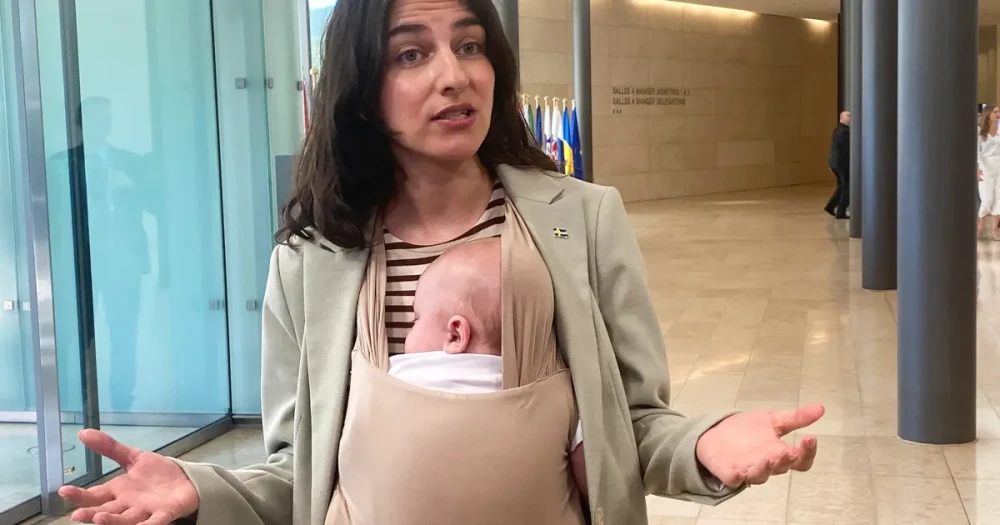 İsveç Bakanı Bebeğiyle AB Zirvesine Katıldı
