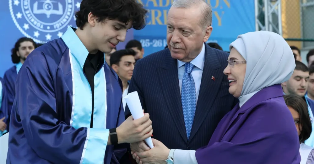 Erdoğan, Torunu Ömer Tayyip'e Mezuniyet Diplomasını Kendi Elleriyle Verdi