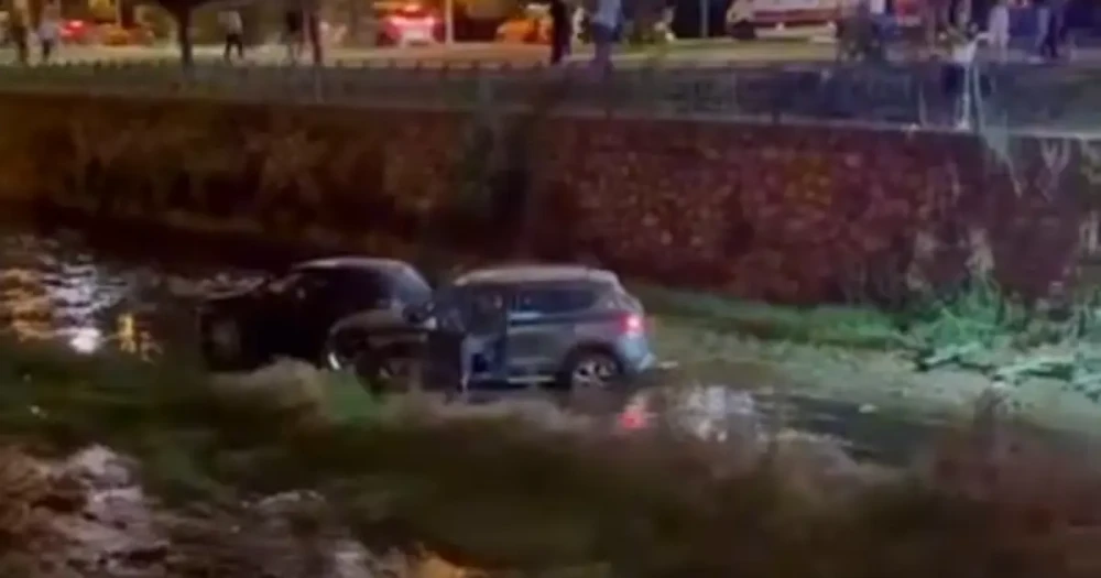 Bursa'da Trafikte Dehşet: Makas Atan Sürücü İki Aracı Dereye Sürükledi
