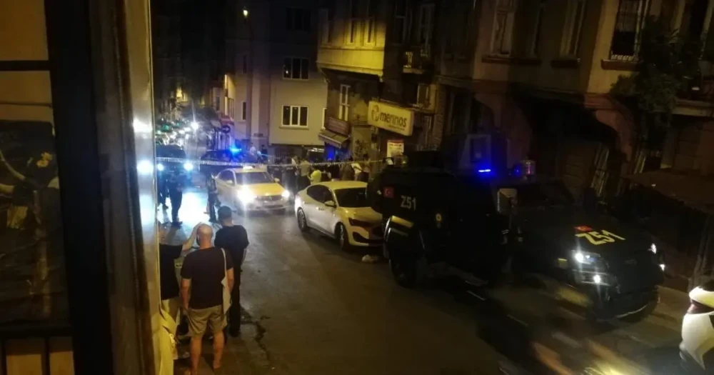 Beyoğlu'nda sokağa patlayıcı bırakıldı, bina ve araçlarda hasar oluştu