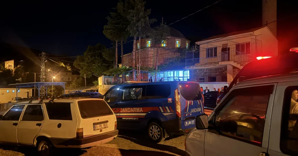 Cami Avlusunda Bıçaklı Saldırı: İki Kişi Hayatını Kaybetti