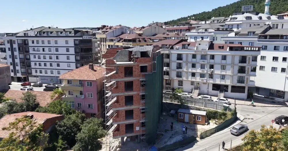 İstanbul’da “eğri” ilan edilen bina dronla incelendi