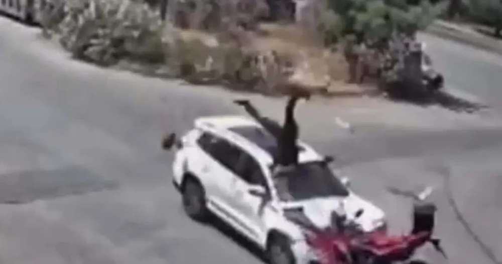 15 Yaşındaki Sürücü Motosiklete Çarptı, Metrelerce Havaya Ulaştı