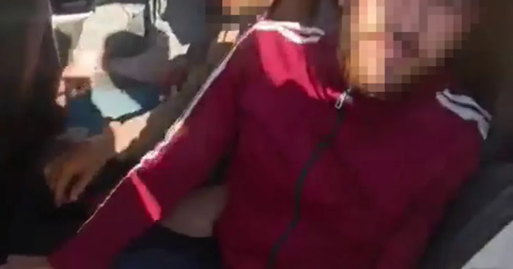  Ticari taksiyle göçmen kaçırırken polise yakalandılar