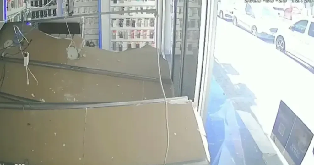 İş Yerinin Asma Tavanı Çöktü: 3 İşçi Yaralandı