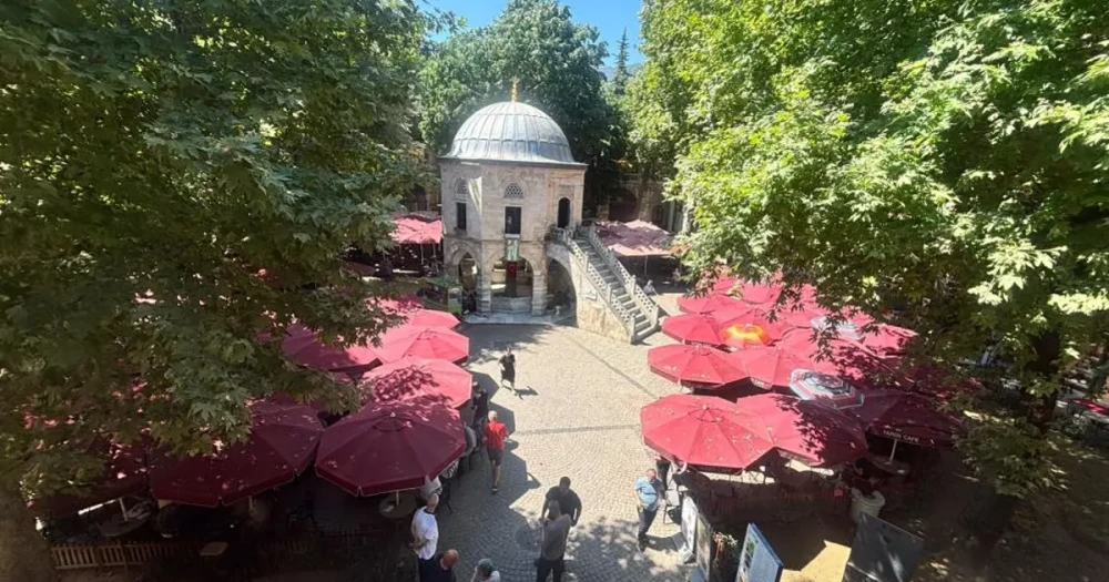 Bursa'daki tarihi Kozahan'da restorasyon bilmecesi: Masa ve sandalyeler geri geldi