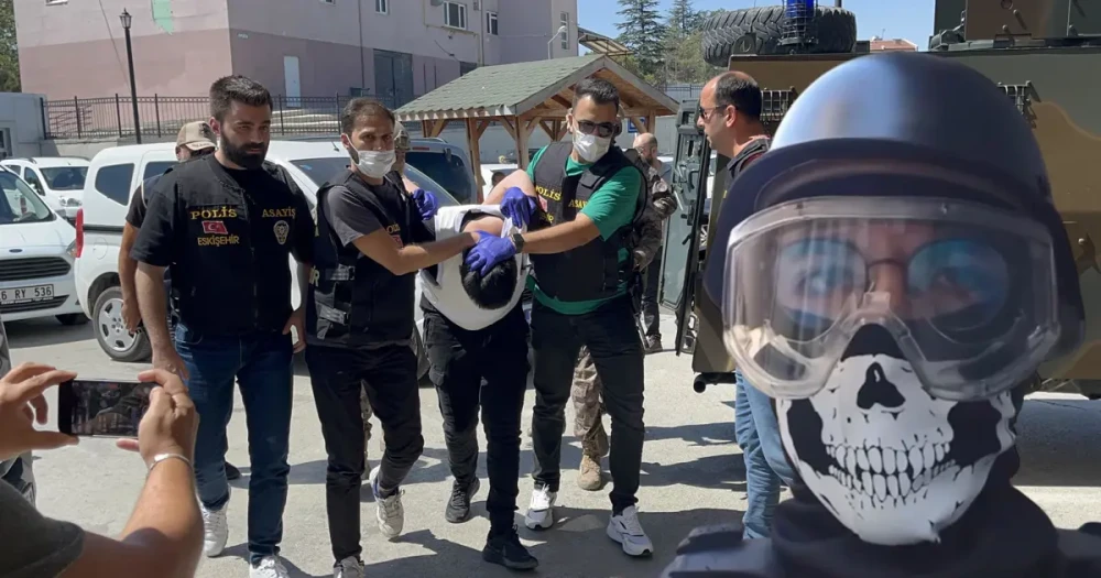 Kar Maskeli Saldırgan 5 Kişiyi Bıçakladı, Cezaevinde Kendini İntihar Etti