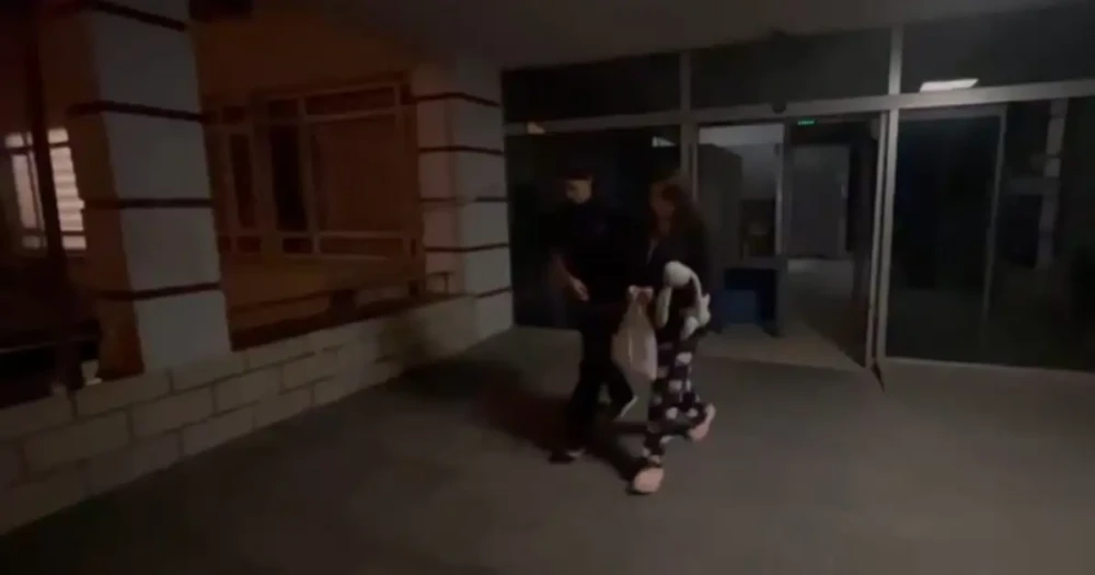 16 YAŞINCI KIZ "RÜYAMDA BENİ BOĞUYORDU" DIYerek Annesini Öldürdü
