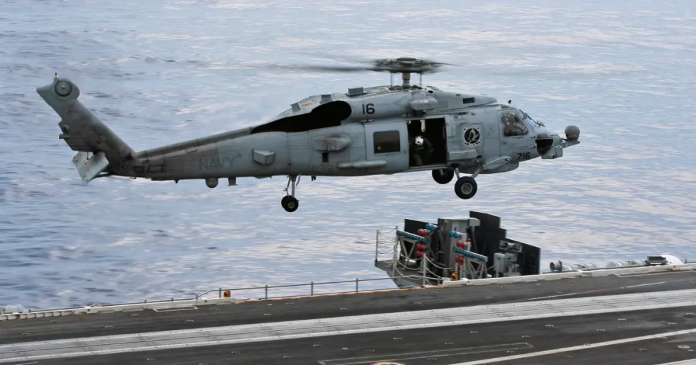 ABD Helikopteri Umman Denizi'nde Acil İniş Yaptı, Bir Askeri Kayıp