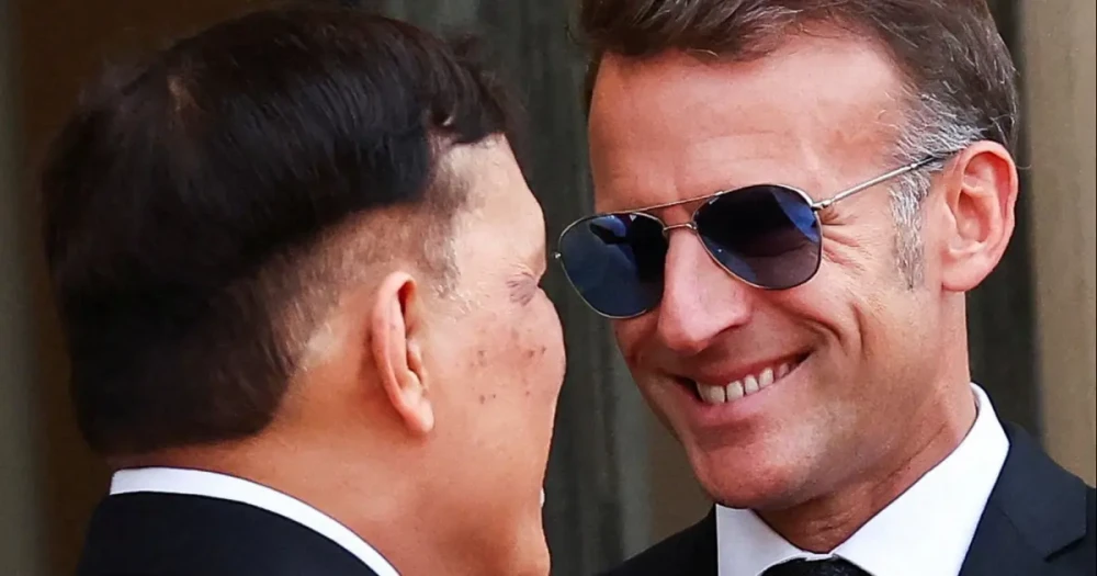 Macron, Tayland Kralı önünde diz çöktü mü?