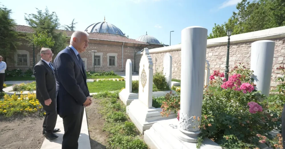 Bakan Ersoy, Fatih Külliyesi Haziresi'ni Ziyaret Etti
